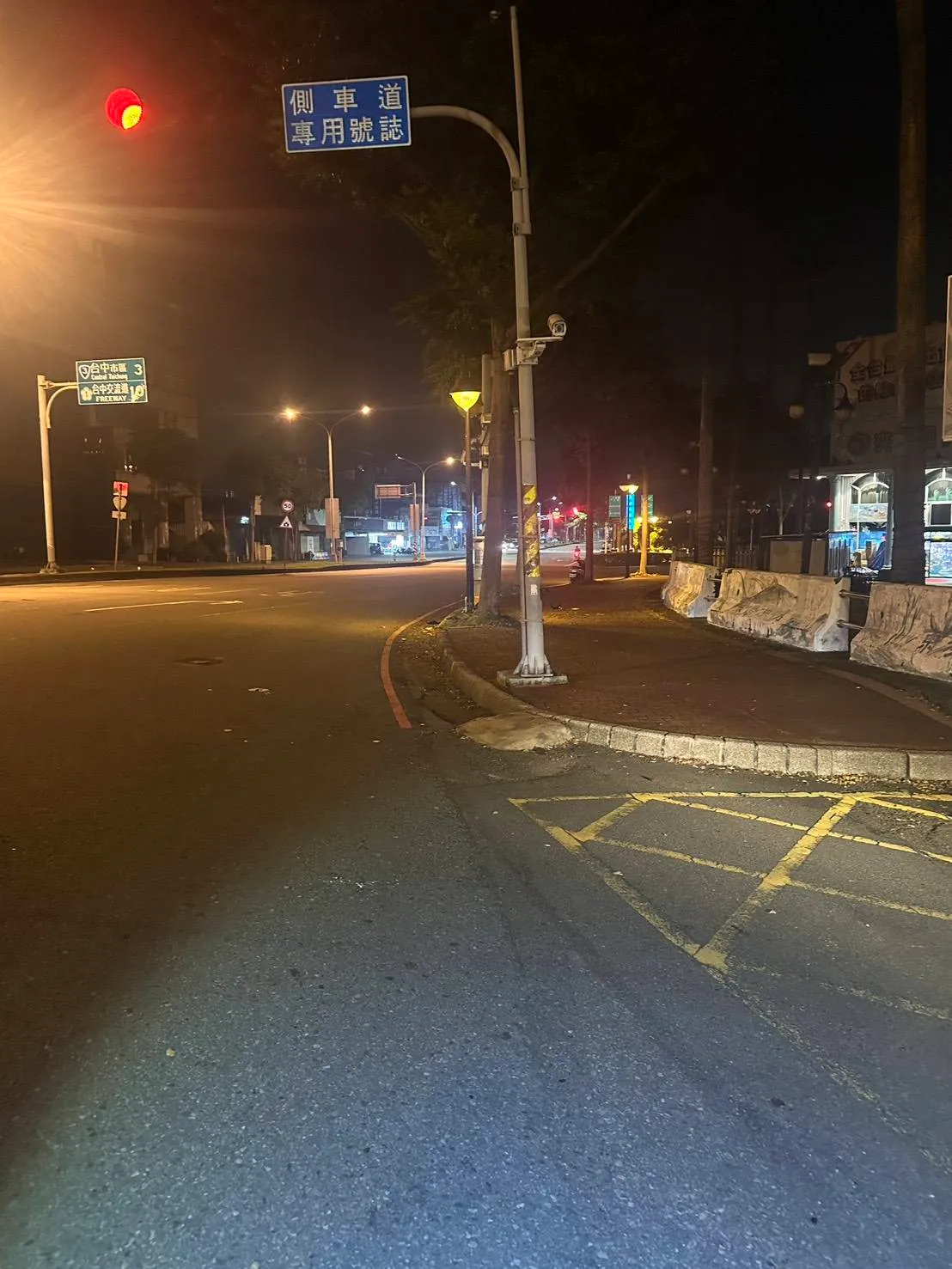 机车经过大里桥后自撞路树及灯杆。民众提供