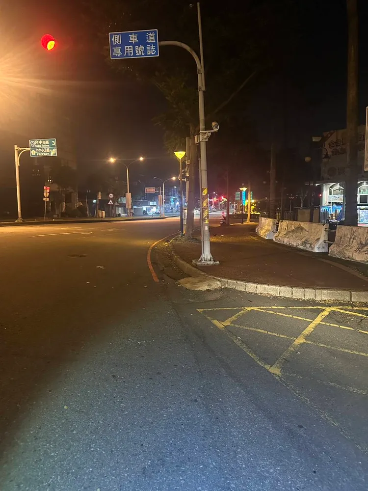 機車經過大里橋後自撞路樹及燈桿。民眾提供