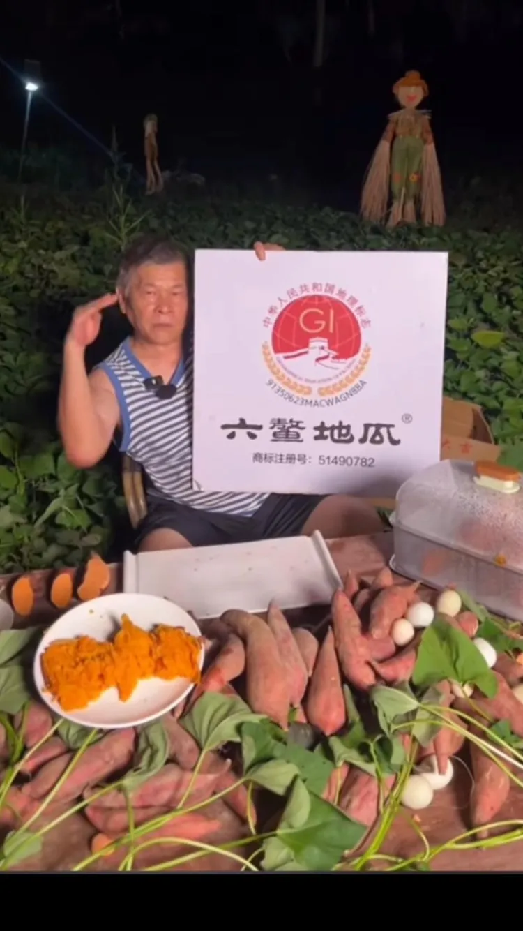 澎恰恰在地瓜園做直播帶貨。翻攝Threads