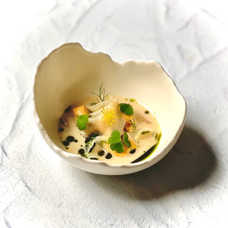 「方蒔」夏季菜色「島翠浮香」，以馬祖淡菜、關廟綠竹筍等食材呈現。業者提供