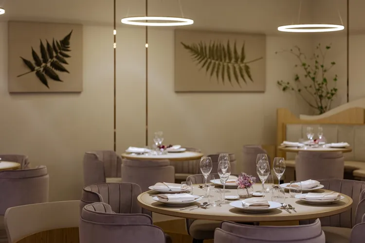 「方蒔」店內以沉穩大地色搭配低彩度暖粉色系家具呈現。業者提供