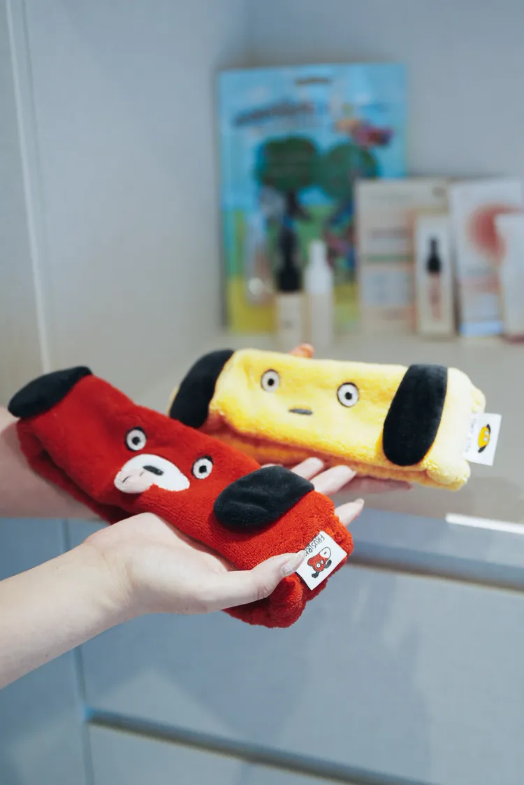 美膚娜娜隨機贈送的屎蛋唐尼造型洗臉髮帶。品牌提供