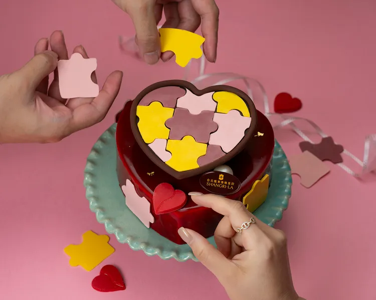 台北遠東香格里拉推出七夕限定「心動拼圖」蛋糕，頂層的巧克力拼圖設計充滿互動樂趣，內餡則融合荔枝玫瑰清香與莓果酸甜，是一款別出心裁的浪漫獻禮，售價1680元。台北遠東香格里拉提供