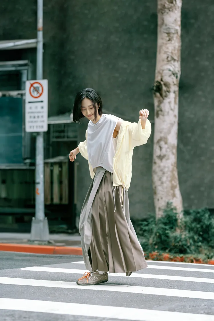 桂綸鎂以充滿仙氣的優雅步伐，漫遊在台北的街頭巷尾。品牌提供