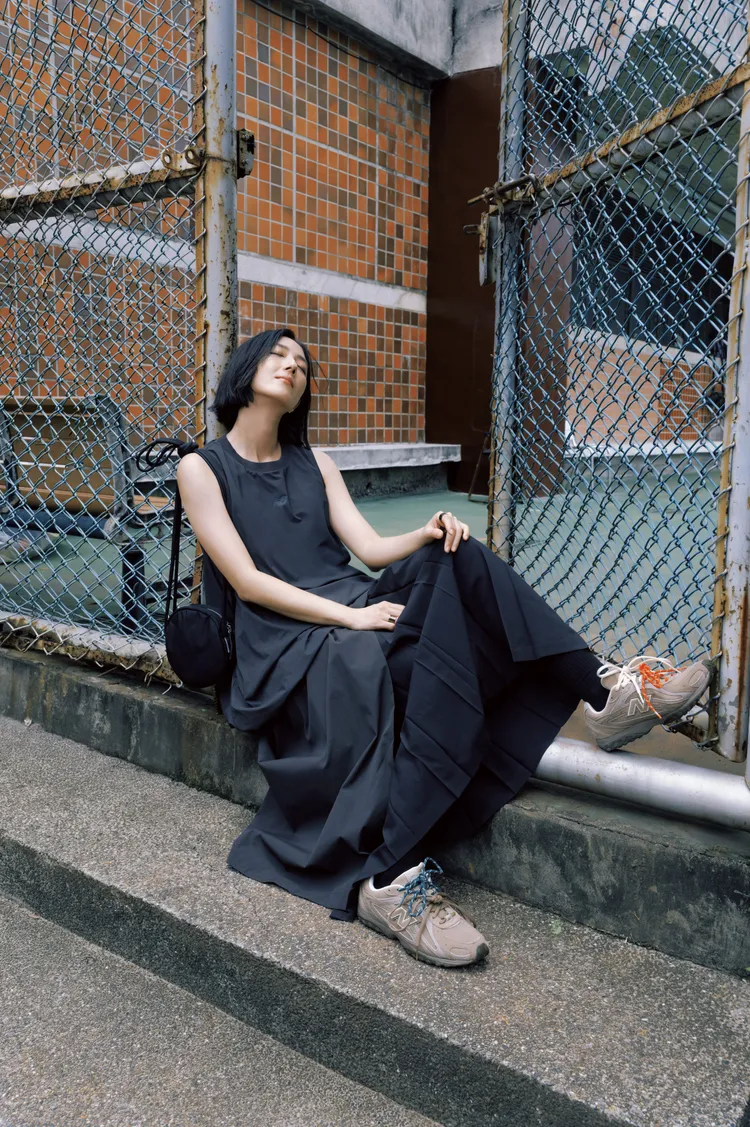 桂綸鎂運用204L鞋款的雙色鞋帶，替深色造型帶來視覺亮點。品牌提供