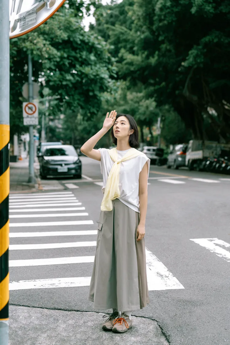 桂綸鎂以GREY Collection系列搭配棕色204L鞋款。品牌提供