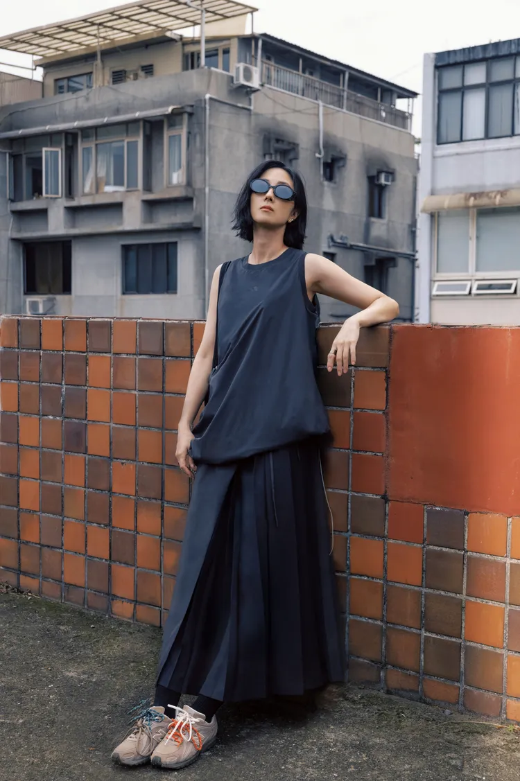 桂綸鎂將NB GREY圓領連身短裙疊穿石墨黑寬鬆褶襇半身裙。品牌提供