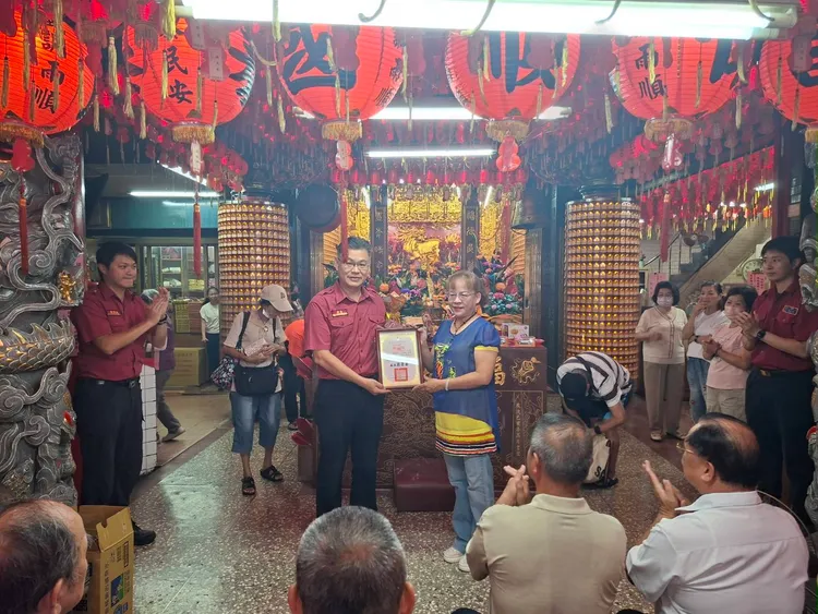 第三大隊大隊長陳志德代表出席受贈。翻攝畫面