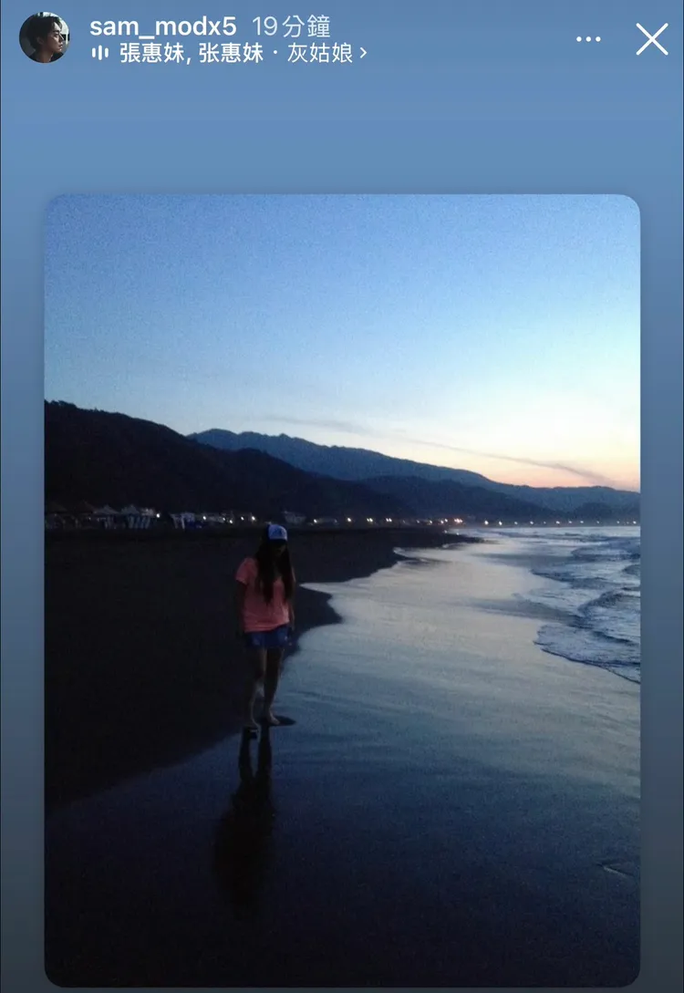 Sam突曬天后女友在沙灘踏浪的照片。翻攝Sam的IG限動