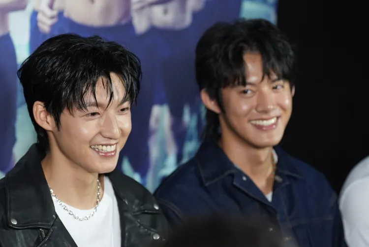 劉育仁（左）與余杰恩劇中「鬥鼓」，靠苦練省下AI換頭費用。娛樂中心攝