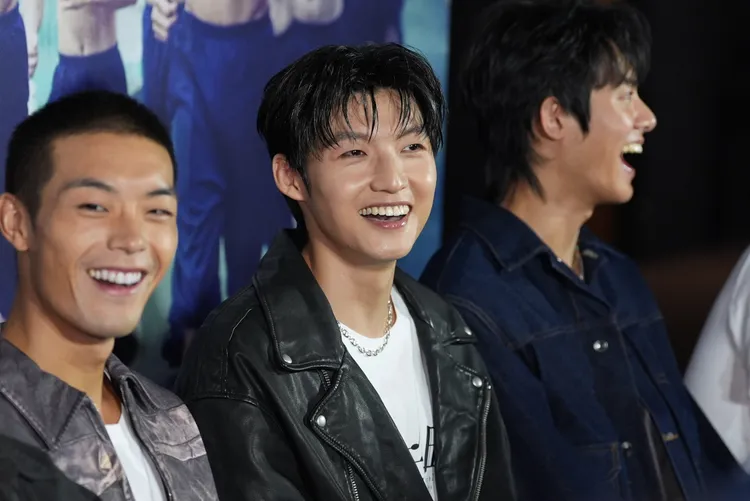 牧森（左起）、劉育仁和余杰恩為戲飲控健身，裸上身操練戲非常養眼。娛樂中心攝