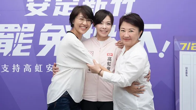 台中市長盧秀燕（右），日前為新竹市長高虹安（中）宣傳投不同意罷免票。資料照，翻攝自許淑華臉書