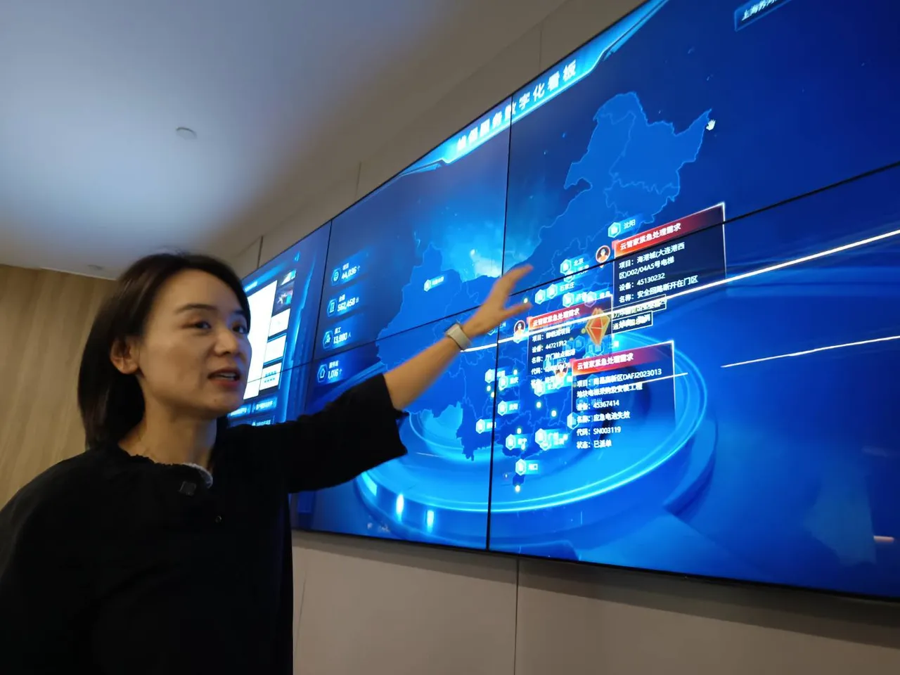 通力表示,「24/7 AI 智慧服务」的客服中心,维保服务数字化看板上,会即时显示了用户端每一台电梯的即时使用状况。许丽珍摄