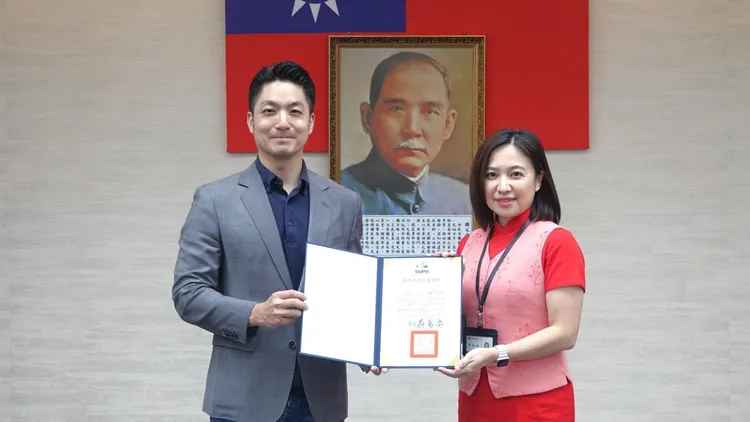 蔣萬安親頒感謝狀給打詐有功金融人員。警方提供