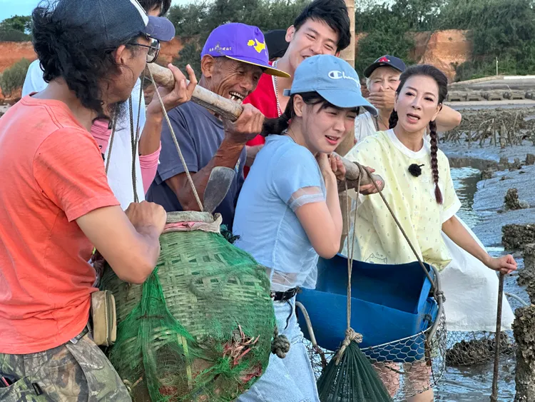 籃籃（中）把扁擔一挑上肩，直接腿軟，尖叫聲連連。民視提供