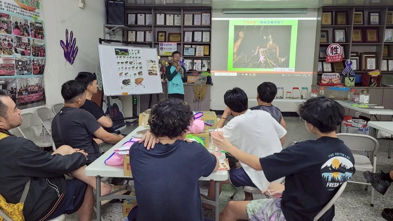 台湾两栖类动物保育协会为社区志工讲解亚洲锦蛙相关知识。南投县政府提供