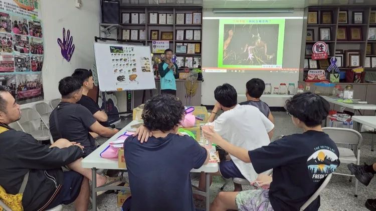 台灣兩棲類動物保育協會為社區志工講解亞洲錦蛙相關知識。南投縣政府提供