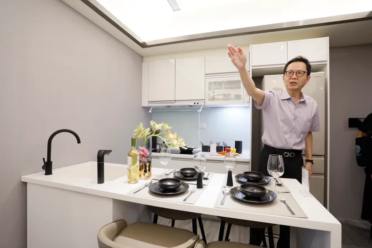 「中山鉑悦」全案購屋含裝潢家電，包含天地壁裝修，送收納櫃、冷氣、冰箱、洗脫烘衣機、飲水機、掃地機器人等，吸引購屋族進場。葉家銘攝