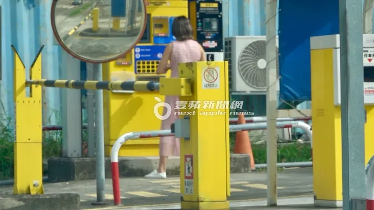 大牙走到繳費機繳停車費。特勤中心攝