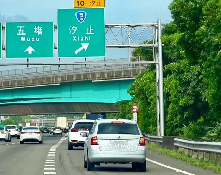 恢復單身的大牙，獨自駕車回汐止香閨。特勤中心攝