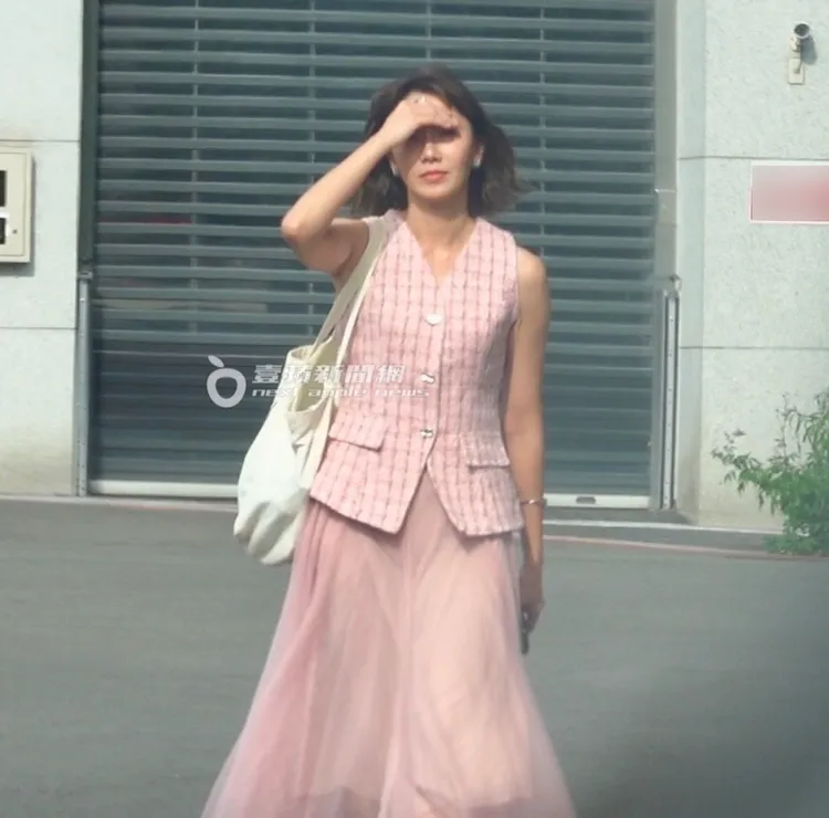 當天豔陽高照，大牙用手遮陽。特勤中心攝