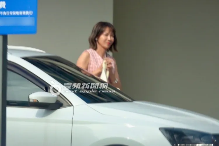 大牙緩緩將車停好，下車後露出開心的表情。特勤中心攝