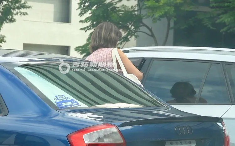 大牙坐上要價96.8萬元起的Skoda Fabia掀背車。特勤中心攝