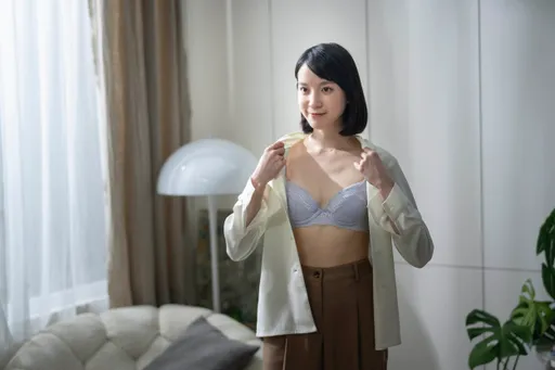 氣質女星程予希解放了!首接內衣廣告「雪白長輩」見客