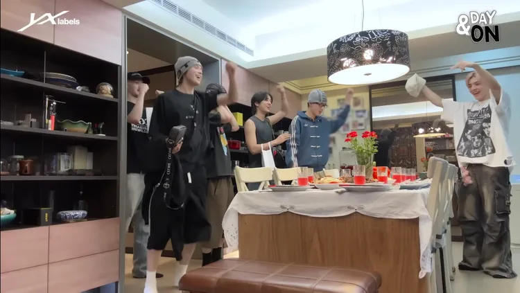 &TEAM抵達NICHOLAS（王奕翔）家，看到滿桌菜餚，高舉雙手歡呼。翻攝YouTube