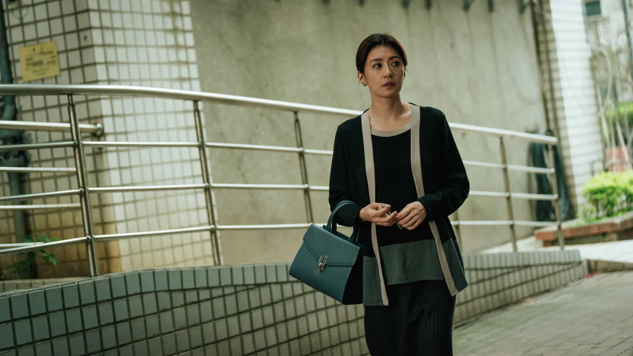賈靜雯《回魂計》飾林廷憶母親陷信任危機。Netflix提供