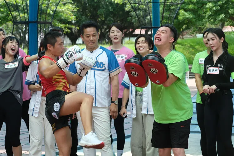 無尊（右一）被泰拳選手猛踹到崩潰大叫。東森綜合台提供