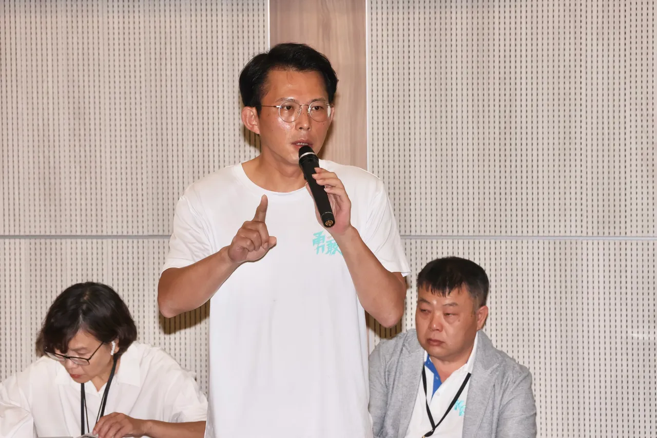 网红「四叉猫」质疑黄国昌儿子是美国籍。庄宗达摄