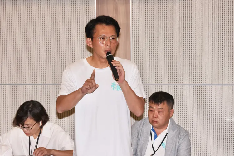 網紅「四叉貓」質疑黃國昌兒子是美國籍。莊宗達攝