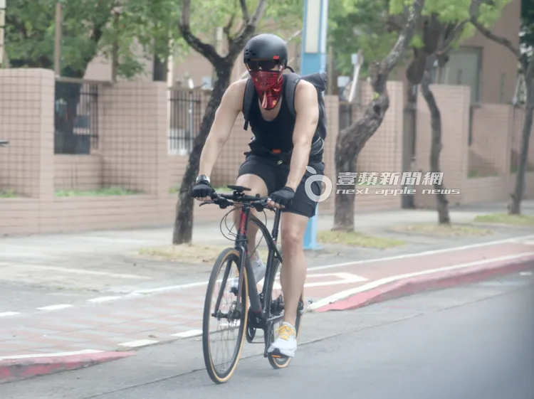 錦榮全副武裝騎腳踏車遊車河。特勤中心攝