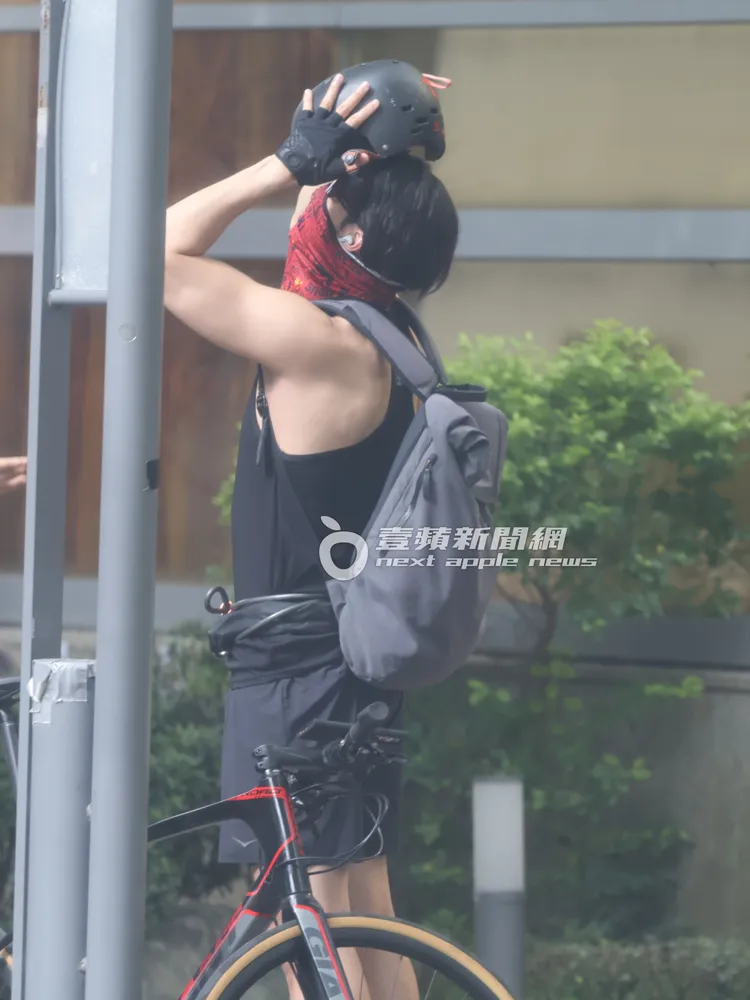 錦榮整理好髮型戴上安全帽，十分守交通規則。特勤中心攝