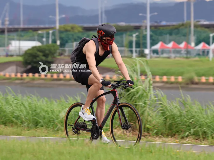 錦榮沿著美堤河濱公園自行車道，欣賞基隆河岸美景。特勤中心攝