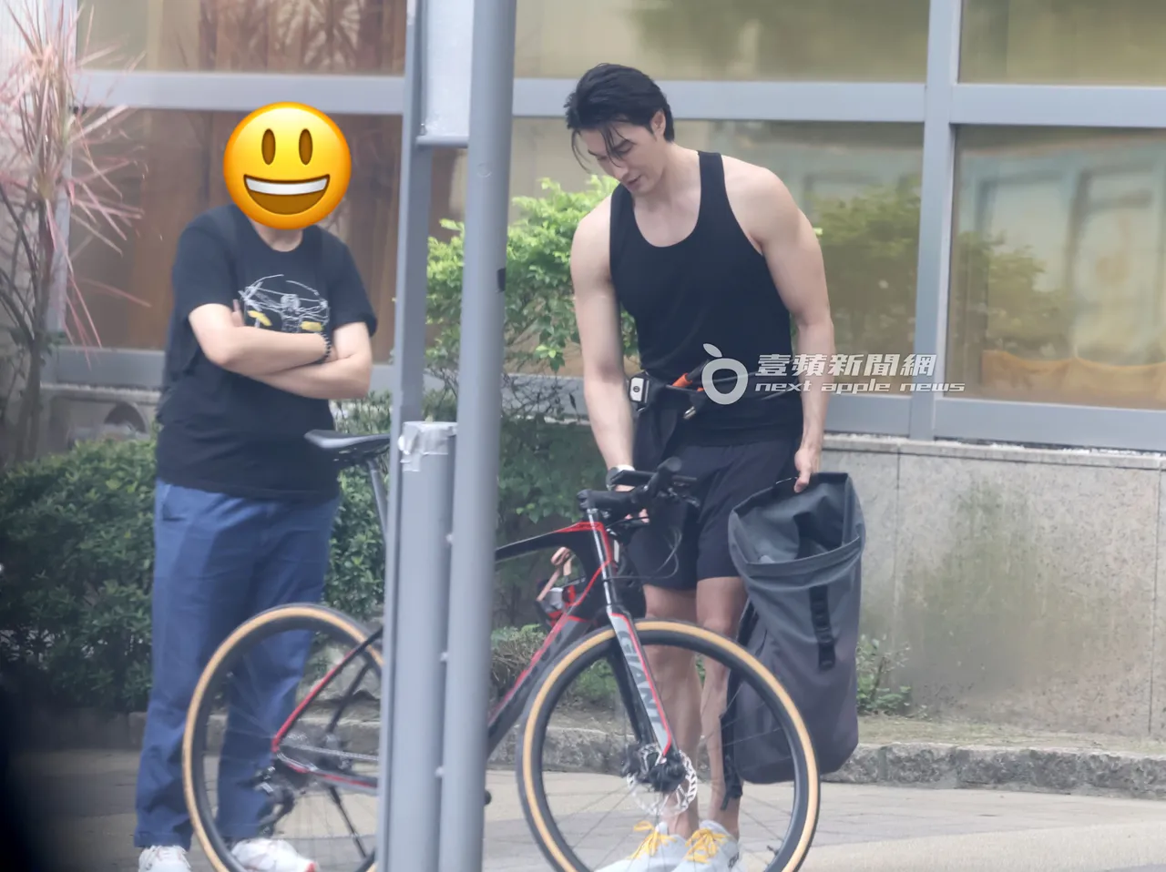锦荣(右)仔细向经纪人介绍脚踏车配备,从把手、坐垫到轮框,从头到尾都不放过。特勤中心摄