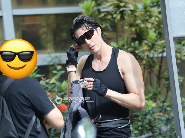 經紀人對錦榮（右）說個沒完，他戴好墨鏡再戴上耳機。特勤中心攝