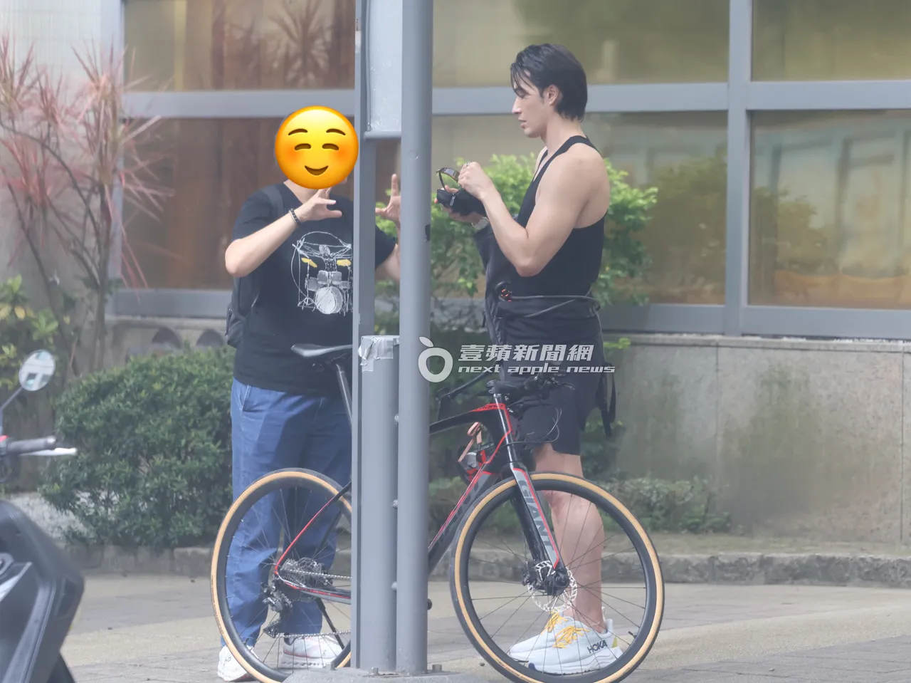 经纪人满口工作经,锦荣(右)从背包拿出墨镜准备戴上。特勤中心摄