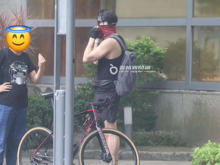 錦榮（右）戴上防風面罩，準備和經紀人說再見。特勤中心攝