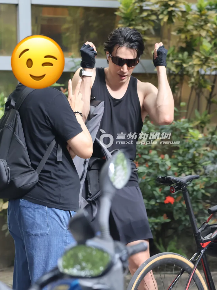 錦榮（右）穿戴好騎腳踏車裝備。特勤中心攝