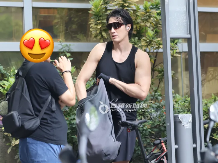 錦榮（右）手繼續伸進背包尋找騎腳踏車配備。特勤中心攝