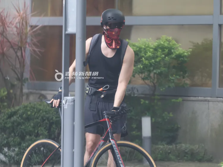 錦榮戴頭盔蒙面，跟經紀人分道揚鑣。特勤中心攝