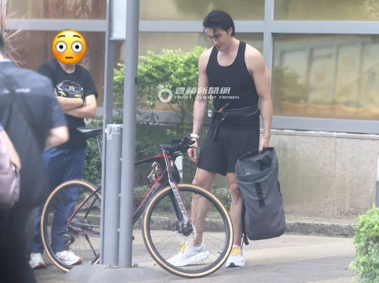 錦榮（右）出席返台首場活動後，跟經紀人一起去牽代步腳踏車。特勤中心攝