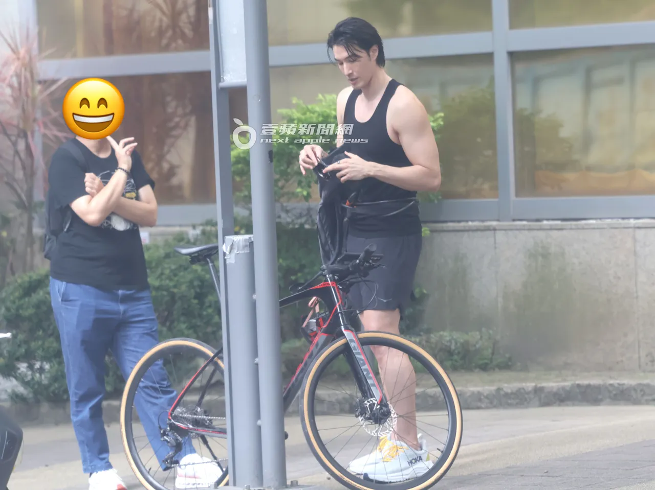 经纪人听锦荣详细解说脚踏车性能。特勤中心摄