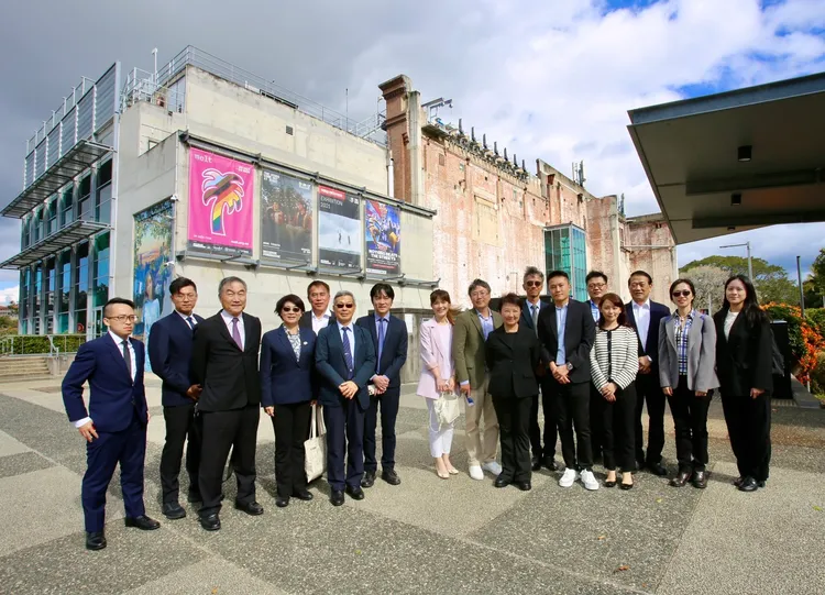 盧市長率團參訪布里斯本發電廠轉型藝文空間。市府提供