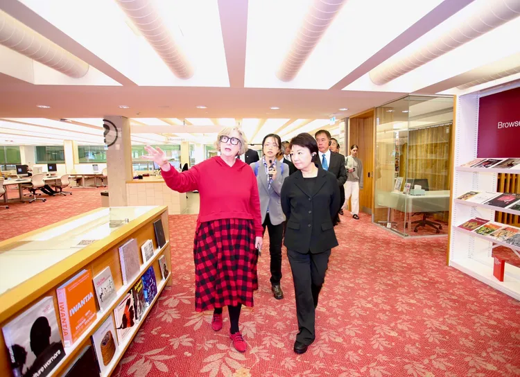 盧秀燕參訪昆士蘭州立圖書館。市府提供