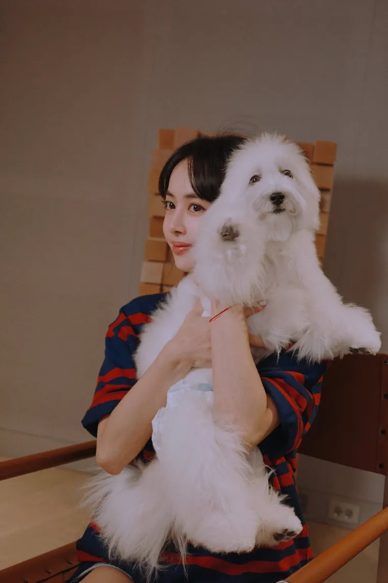 蔡依林爱犬陪录节目,她也展现不为人知另一面。凌时差音乐提供