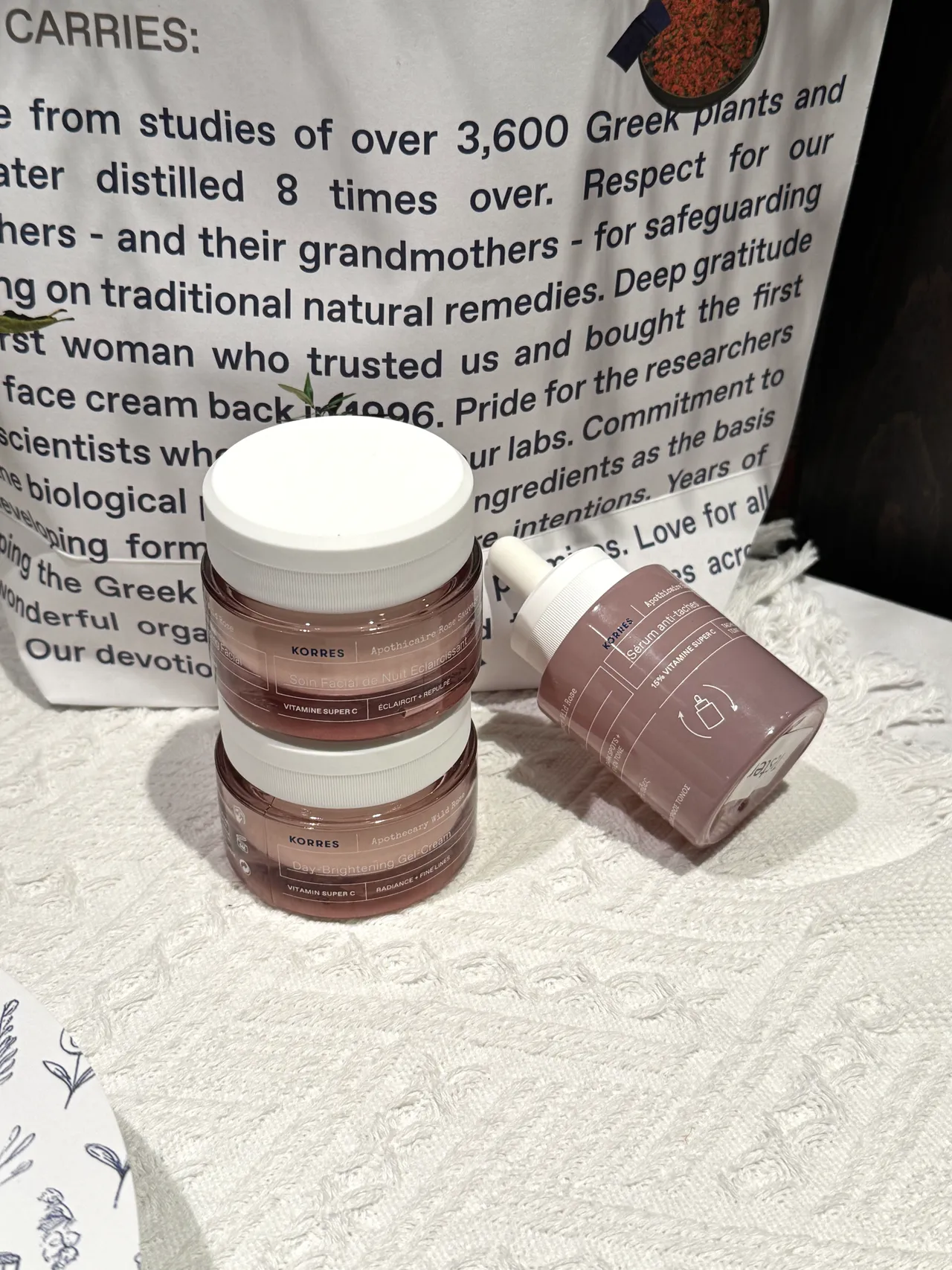 地中海野玫瑰系列,精华30ml/2080元、凝乳40ml/1480元、晚安面膜40ml/1580元。张家玲摄