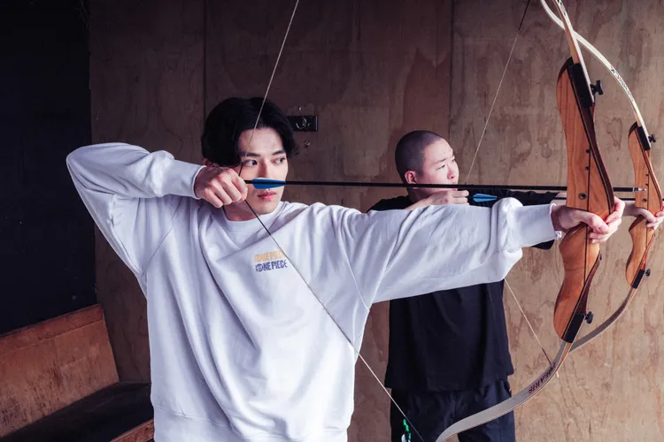 新田真劍佑射術超強。出去一下What A Trip提供